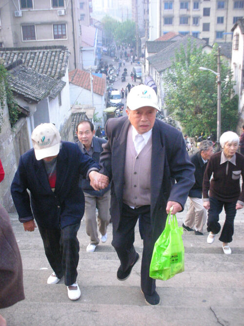 关爱老人 和谐社会的一道动人风景