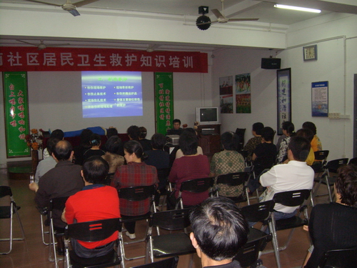 东南社区举办卫生救护知识培训活动