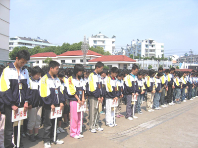 汽车笛声长鸣,防空警报在市区及长乐镇上空鸣响.