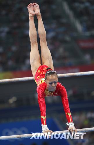 8月10日,中国选手杨伊琳在高低杠比赛中获得16.650分的成绩.
