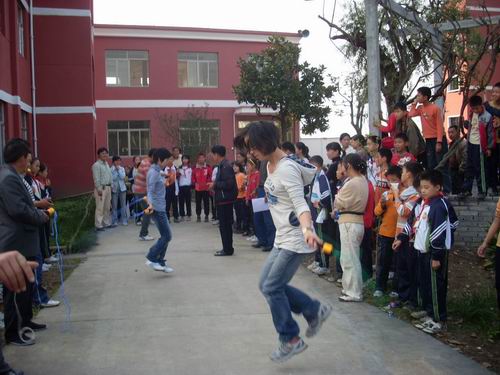 金庭镇小学教育工会组织教工跳绳比赛