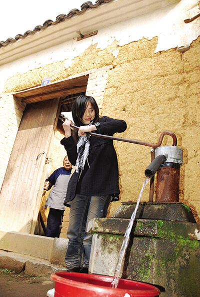 没有自来水,文丽帮助奶奶打井水.