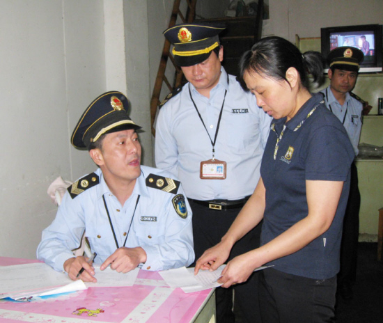 重拳出击取缔无证小餐饮店小理发店
