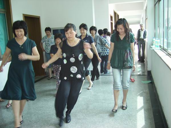 政府送音响鼓励各村社区群众跳健身舞