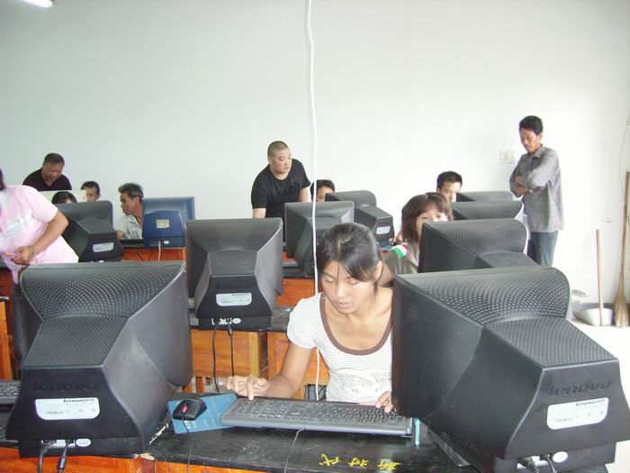 黄泽镇成校为失土农民举办电脑培训班