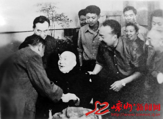 新人口论坐着_...57年马寅初 新人口论 遭批判(2)