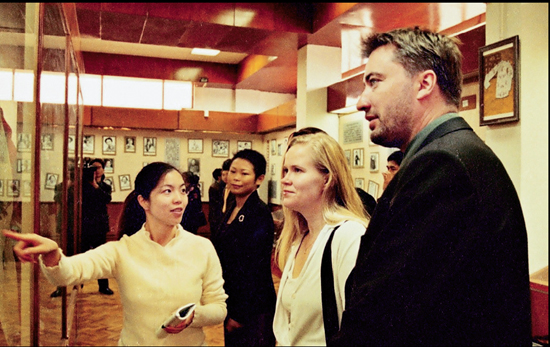 国际友人参观越剧博物馆