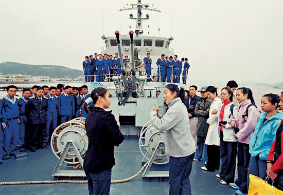 在海军舟山基地某舰艇部队演出