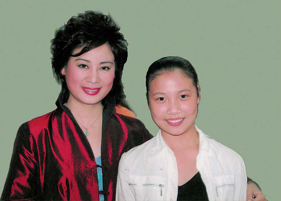 著名越剧演员钱惠丽与许杉杉合影(摄于2006年)