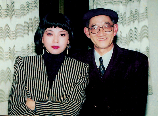 作者与著名越剧演员何英 (摄于1999年)
