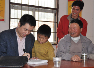 几年前,仙岩镇谢家庄村的村医马祥炎与几位文史工作者在翻开多年珍藏图片