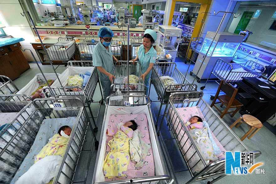 湖南省儿童医院新生儿科男护士吕波在护理病房巡视小病床(5月10日摄).