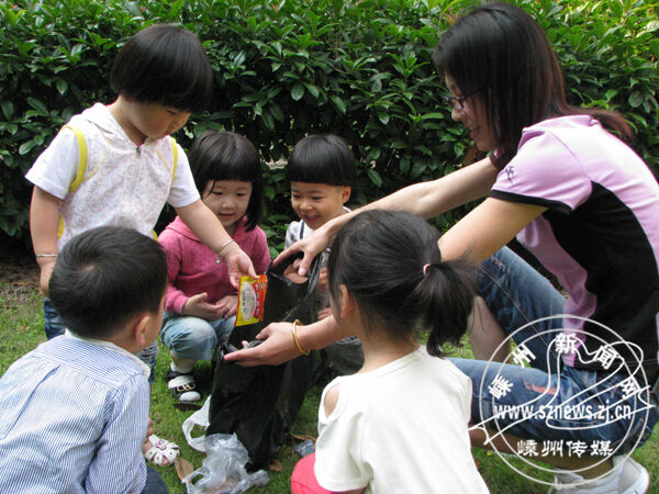 飞天艺术幼儿园组织小手拉大手--环境保护从我