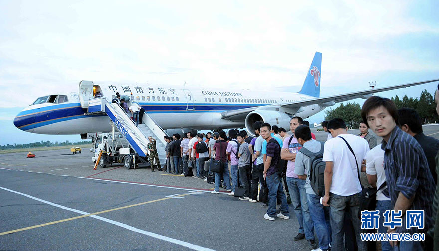 6月16日,在吉的中国公民在奥什机场准备登机.  [1]    [3]