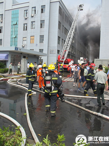 存有大量油漆和香蕉水的仓库起火 24辆消防车