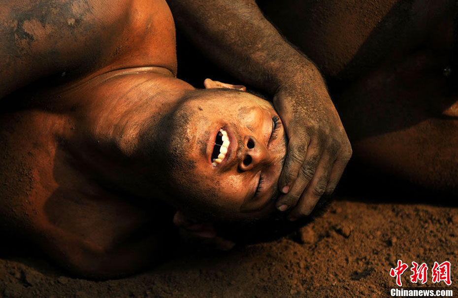 走进巴基斯坦泥地摔跤手的训练生活--嵊州新闻网