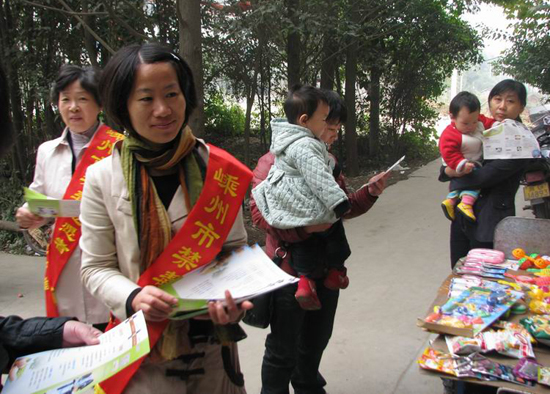 嵊州市组织志愿者开展禁毒宣传进农村活动