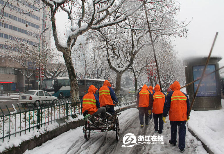 积雪人车行路难 环卫工人除雪忙