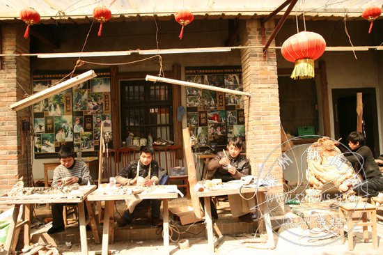 山村根雕室 作品受到游客青睐