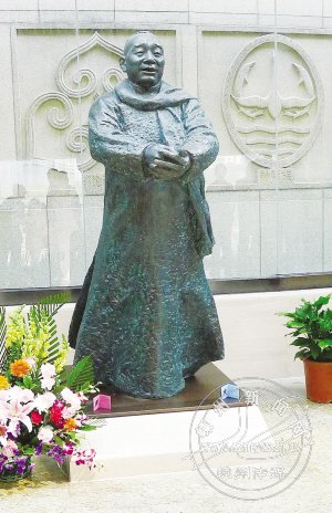 嵊州向中华世纪坛捐赠马寅初塑像