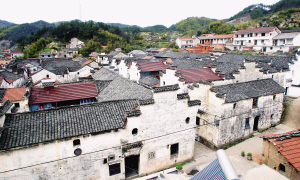 旗杆台门的钱王后裔   在村里住了834年   "竹溪村有文字记录的历史
