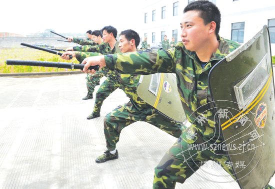 市人武部组织民兵骨干进行警棍盾牌术训练