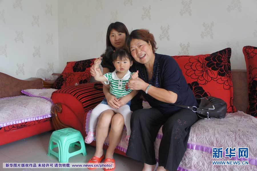 5月5日,老北川居民陈玉兰和二儿媳文玉,孙女刘文在一起.