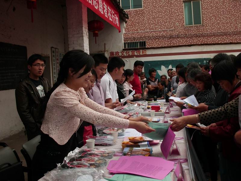 黄泽镇积极开展阳光计生宣传活动