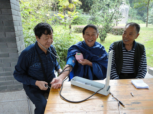 越秀社区开展创建省级绿色社区宣传月活动--嵊