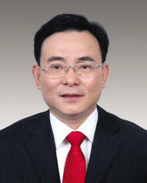 曾任上虞市崧厦镇党委副书记,市委办公室副主任,小越镇党委书记等职.