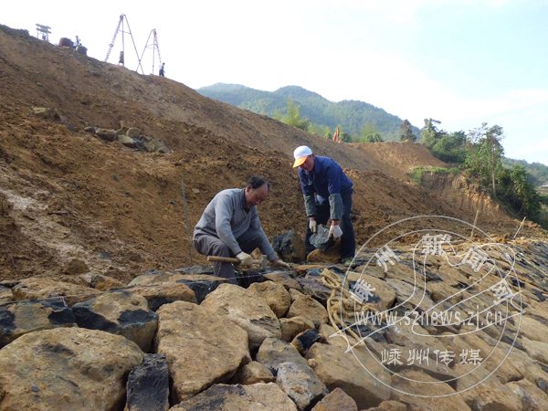 万元,抓住当前晴好天气,加紧对"陈年岙"的山塘水库进行除险加固(如图)