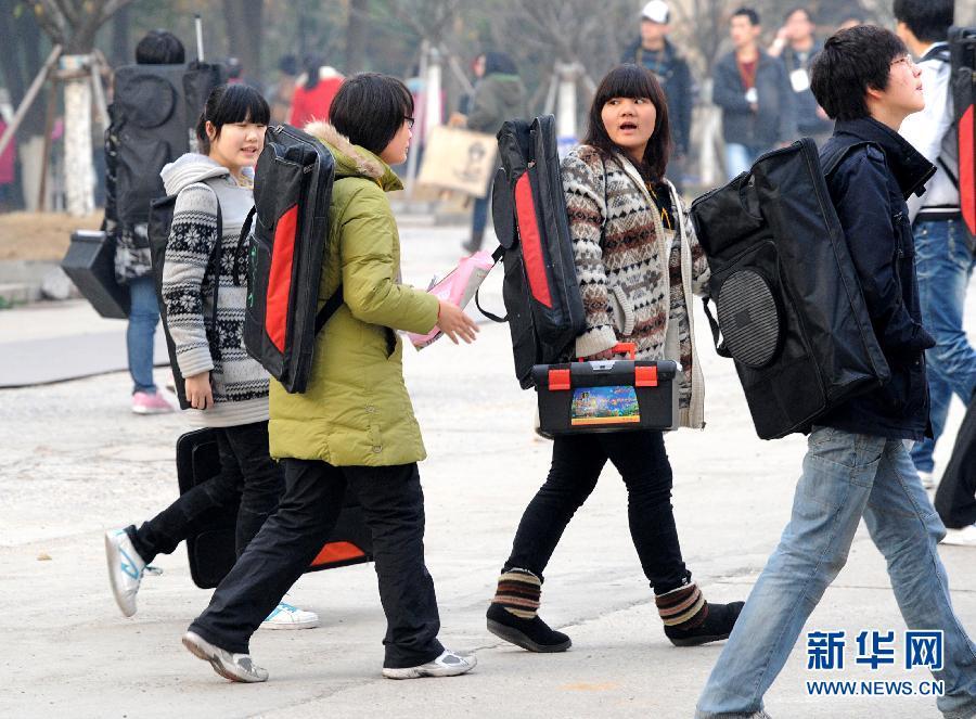 12月4日,考生在南京艺术学院考点内走向考场.
