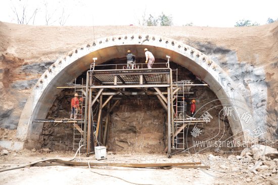 9月上旬该隧道明洞开挖,施工单位在完成有关准备工作后,于近日在左洞