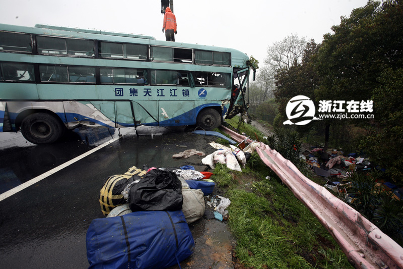 杭州绕城高速客车翻下路基