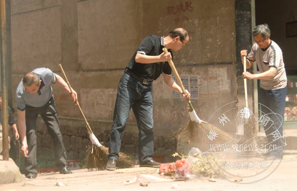 谷来镇100多名特殊环卫工清扫街道