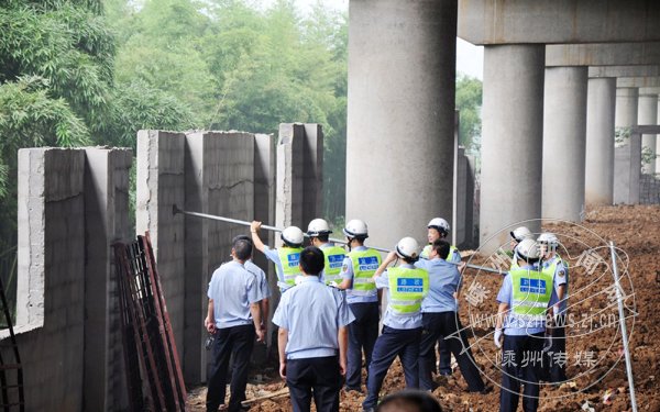 澄潭江桥下违法建筑被拆除
