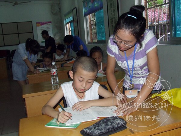 大学生志愿者回乡义务支教东南社区