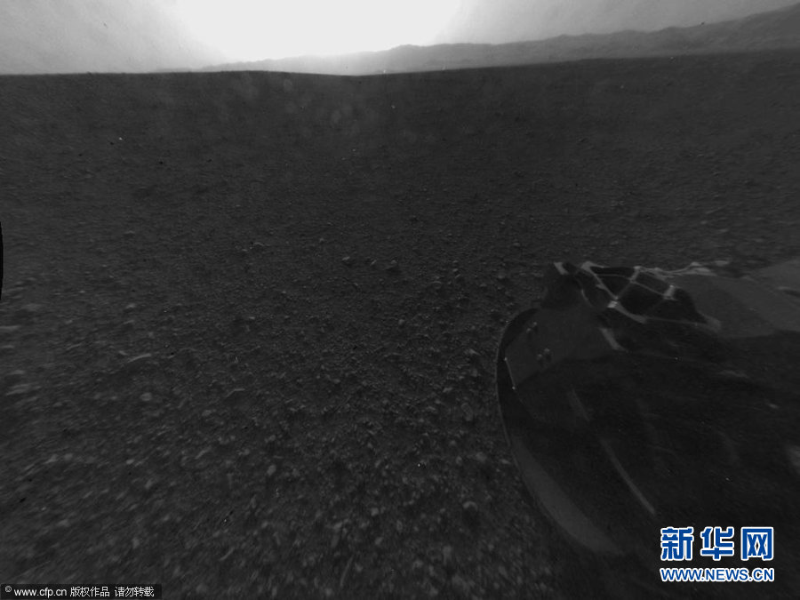好奇"号火星车于北京时间8月6日成功登陆火星,传回着陆陨坑内山丘照片