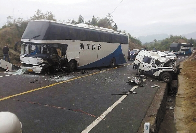 据目击者介绍,大巴车车头严重变形,巡警车受到碰撞,车头变形,引擎