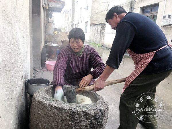 清明近 黄泽镇前良村的手工青麻糍“火爆”