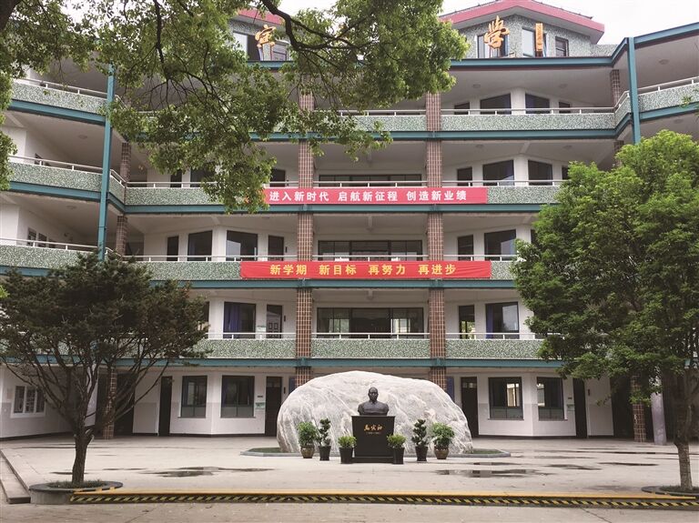马寅初初级中学原名马寅初中学,创办于1990年10月,设有高中部与初中