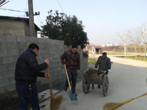 新板头村党员干部义务打扫卫生迎新春
