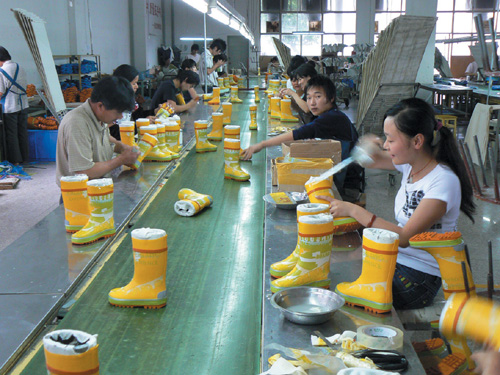 浙江佰利鞋业有限公司生产的这种彩色雨靴,正在融入越来越多欧美人的