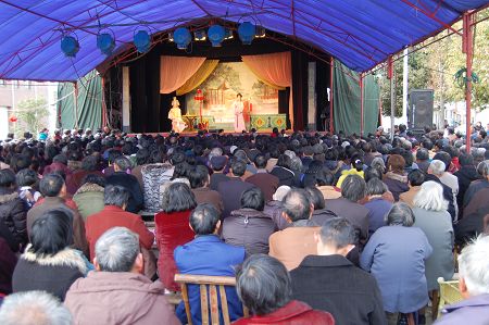 浦口街道浦东村搭台唱戏庆新春