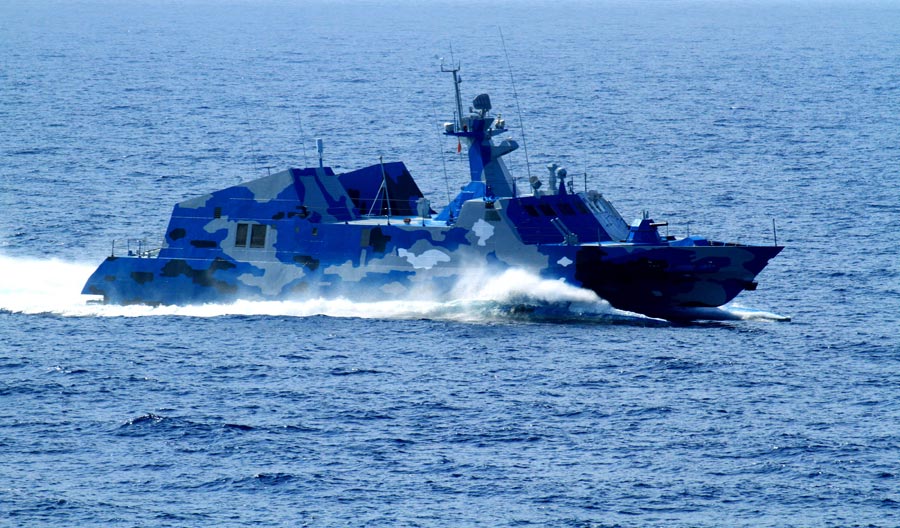 7月26日,参加演练的新型导弹快艇高速驶向发射阵位