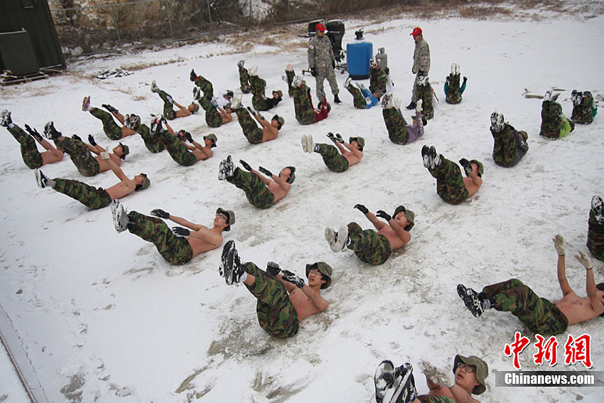 韩国中小学生赤膊在雪地中军训