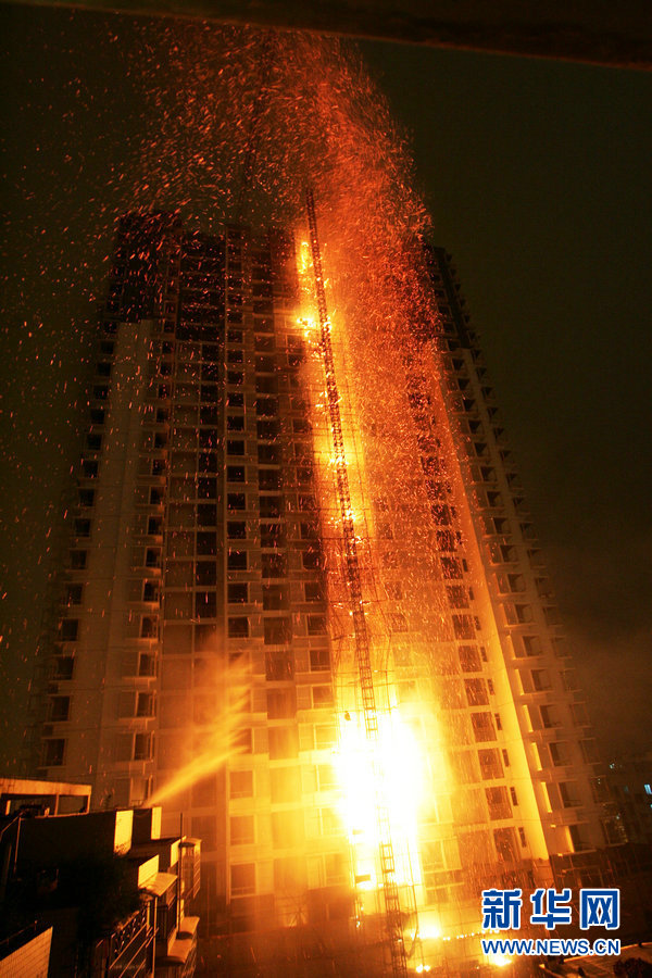 广西柳州一在建高层住宅楼失火