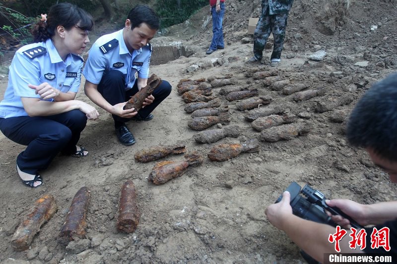 河南一工地发现135枚旧炮弹 火药仍具燃烧力