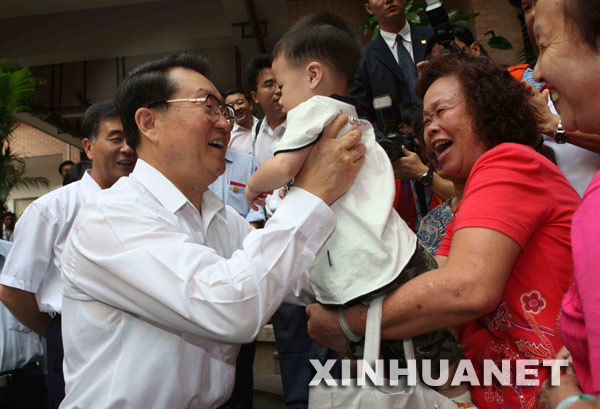 10月18日至20日,中共中央政治局常委李长春先后到深圳、东莞、广州等地,深入农村、企业、街道、社区和基层文化单位,就深入贯彻落实科学发展观、推动经济社会又好又快发展、加强社会主义文化建设等进行调研。这是10月18日,李长春在深圳罗湖区渔民村调研时与村民在一起。 新华社记者刘卫兵摄