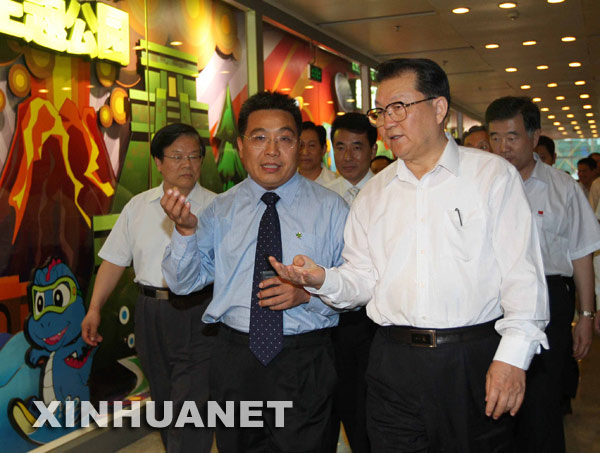 10月18日至20日,中共中央政治局常委李长春先后到深圳、东莞、广州等地,深入农村、企业、街道、社区和基层文化单位,就深入贯彻落实科学发展观、推动经济社会又好又快发展、加强社会主义文化建设等进行调研。这是10月18日,李长春来到深圳华强文化科技集团,了解文化科技创新情况。 新华社记者刘卫兵摄